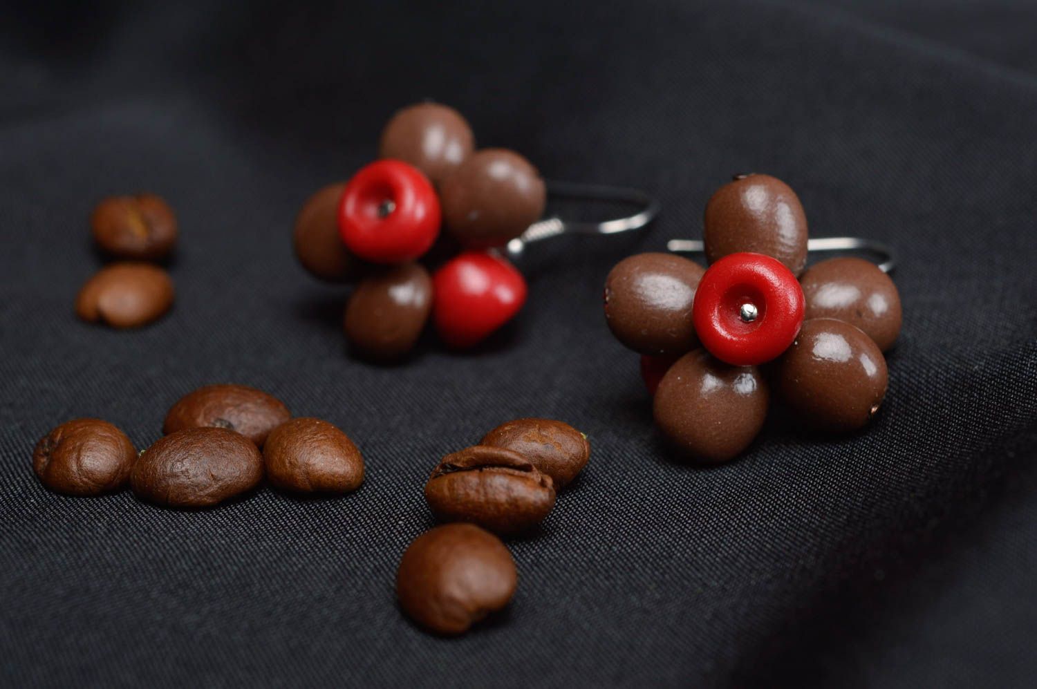 Серьги из полимерной глины ручной работы в виде кофейных зерен коричневые фото 1