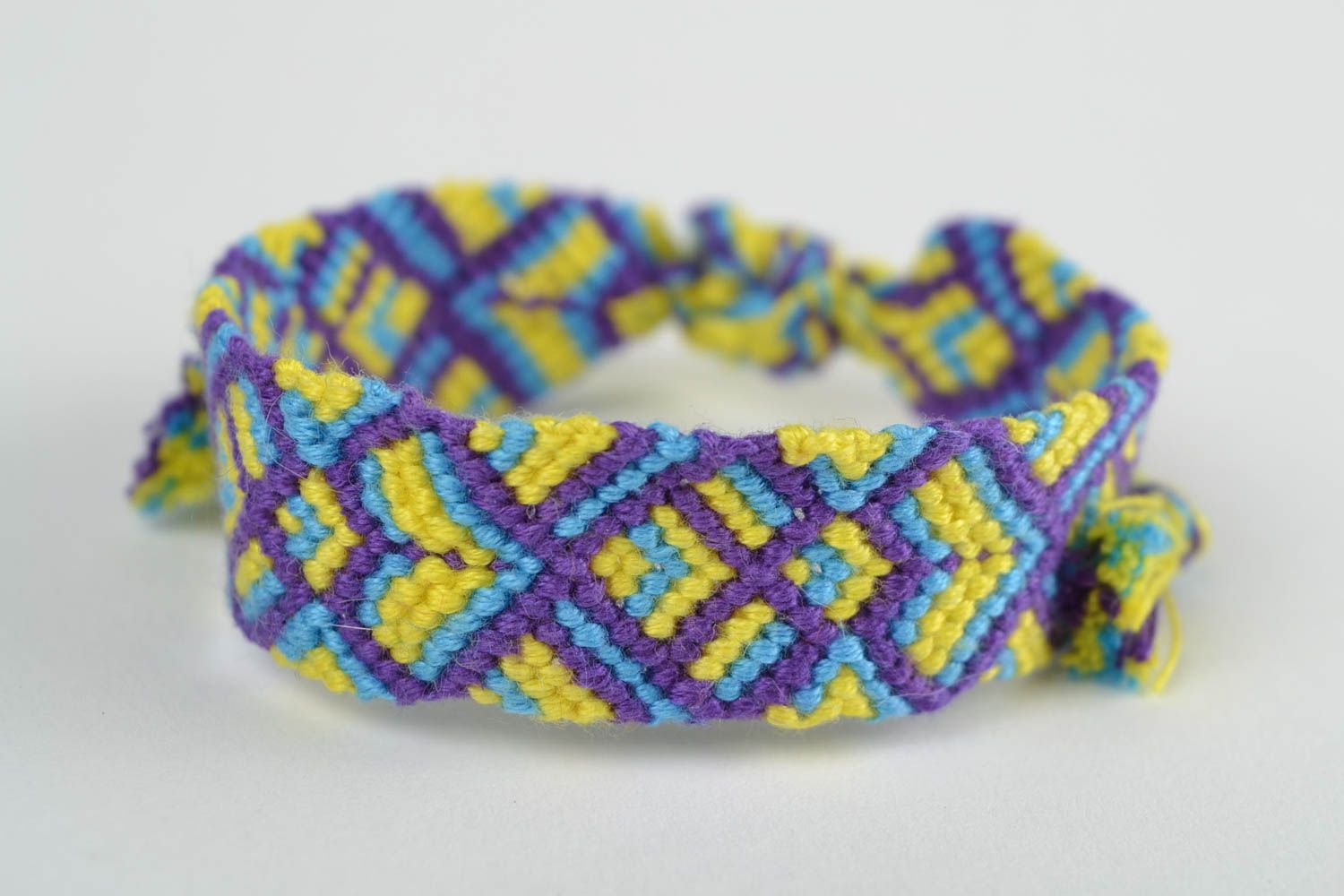 Gelb violettes handgemachtes geflochtenes Armband aus Fäden in Makramee Technik foto 3