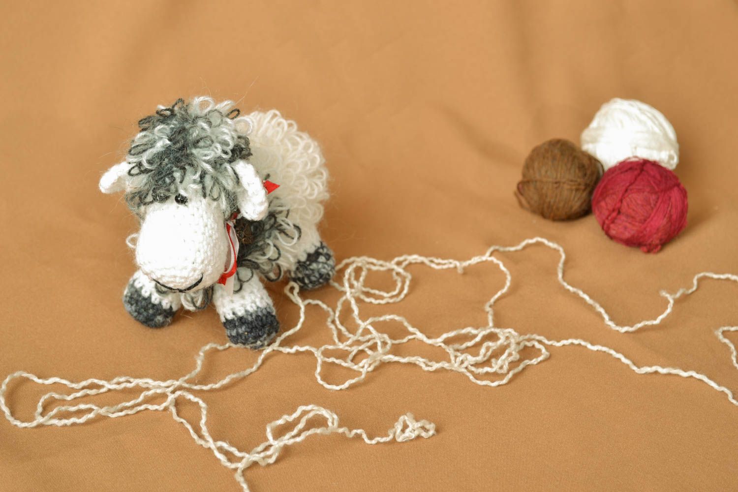 Giocattolo a maglia fatto a mano pupazzo morbido a forma di pecorella carina foto 1