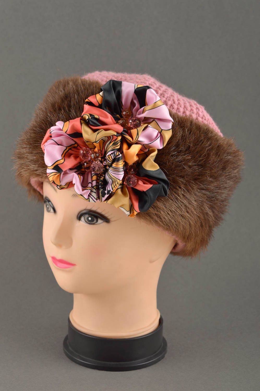 Bonnet avec fourrure Chapeau fait main d'hiver Vêtement pour femme original  photo 1
