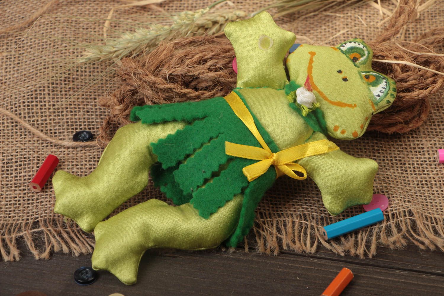 Handmade Kuscheltier Frosch in Grün aus Atlas schön originell Geschenk für Kind foto 1