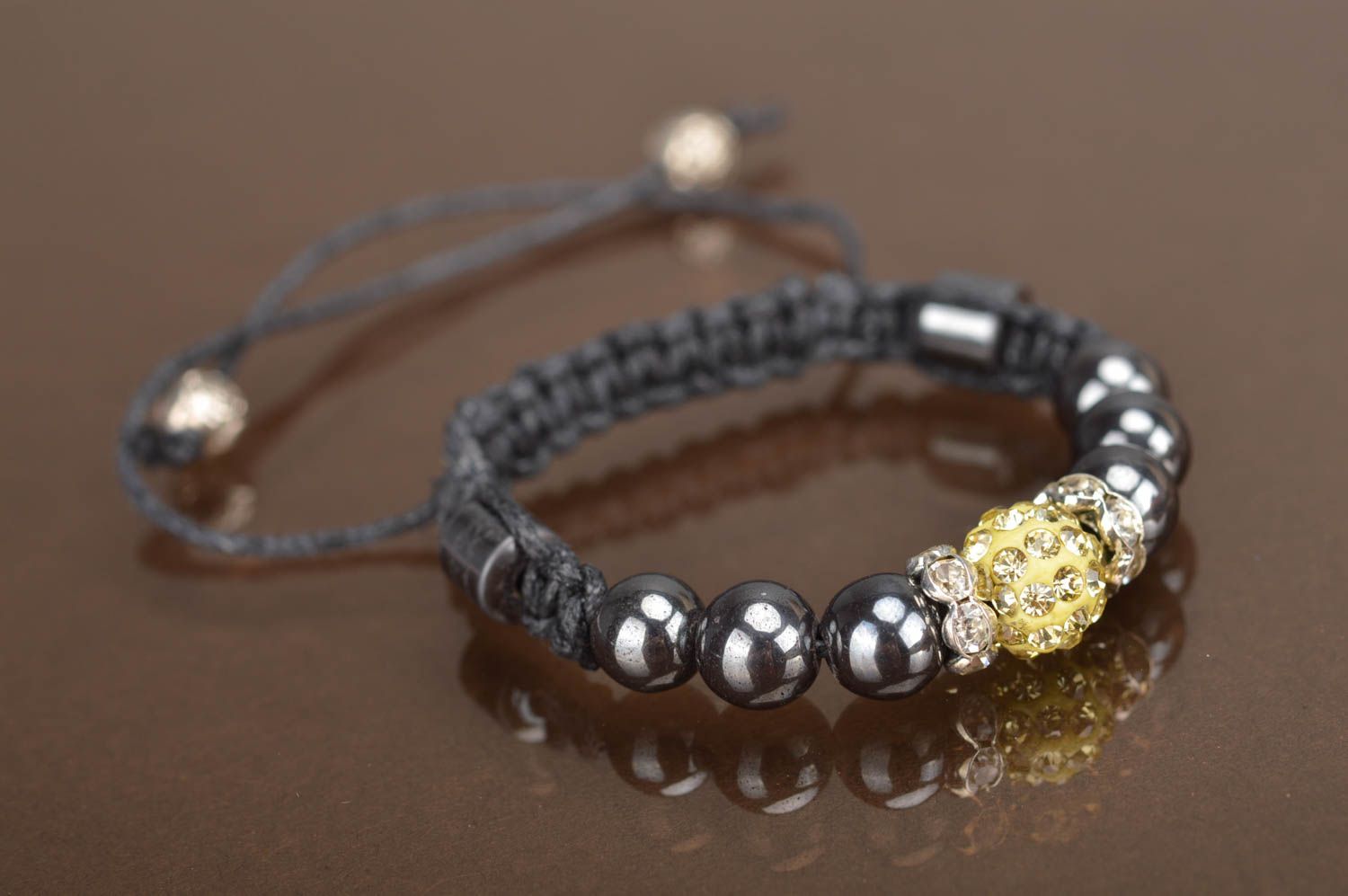 Bracelet en hématite et perle fantaisie jaune fait main tressé fin noir original photo 2