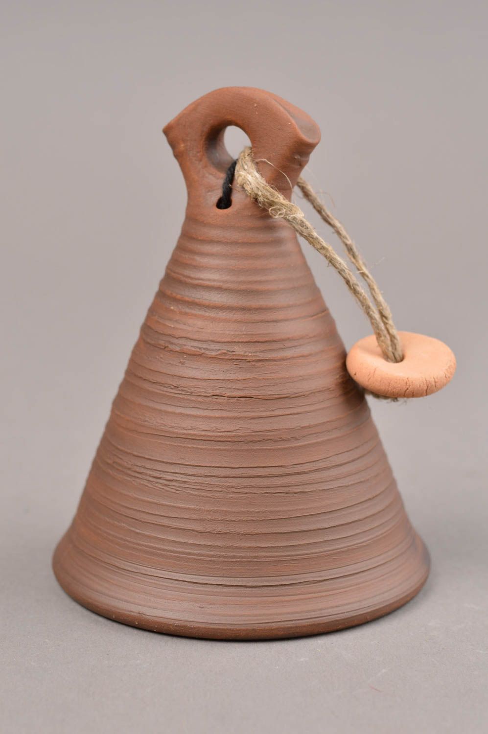 Керамический колокольчик ручной работы из красной глины на шнурке коричневый фото 7