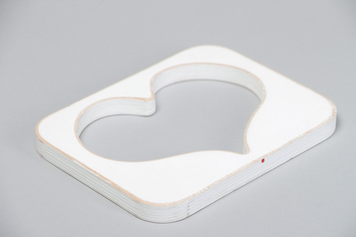 Corazón de madera contrachapada artesanal pintado con tintes acrílicos blanco  foto 3