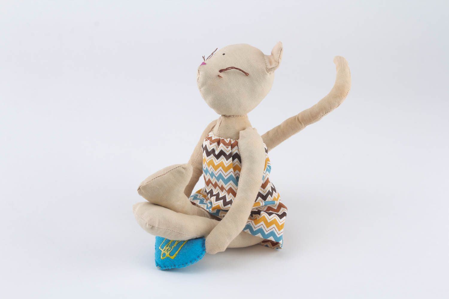 Brinquedo macio artesanal feito de têxtil Gato ucraniano foto 1