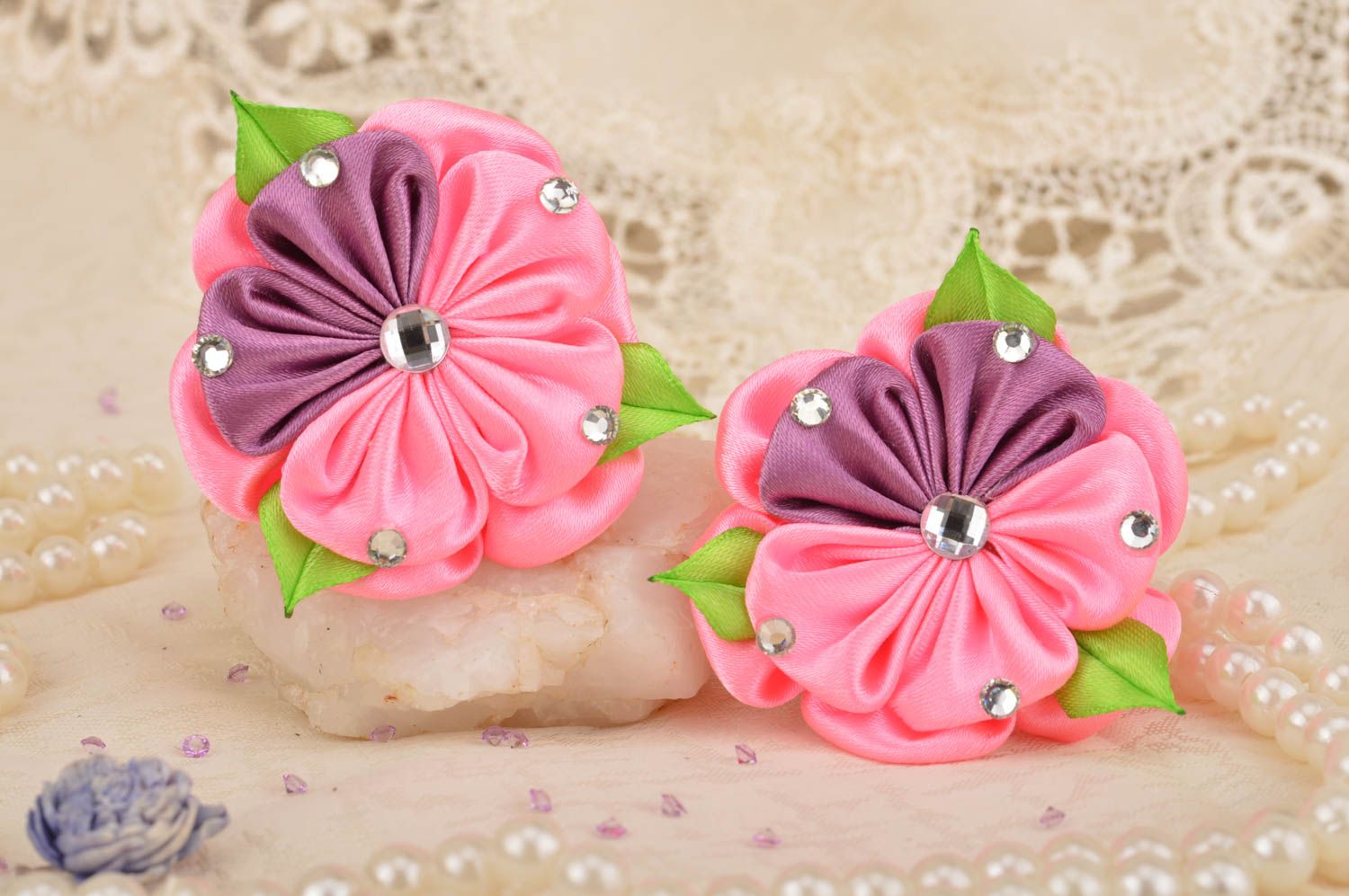 Kanzashi Haargummis Set 2 Stück mit Blumen aus Atlasbändern handmade in Rosa foto 1