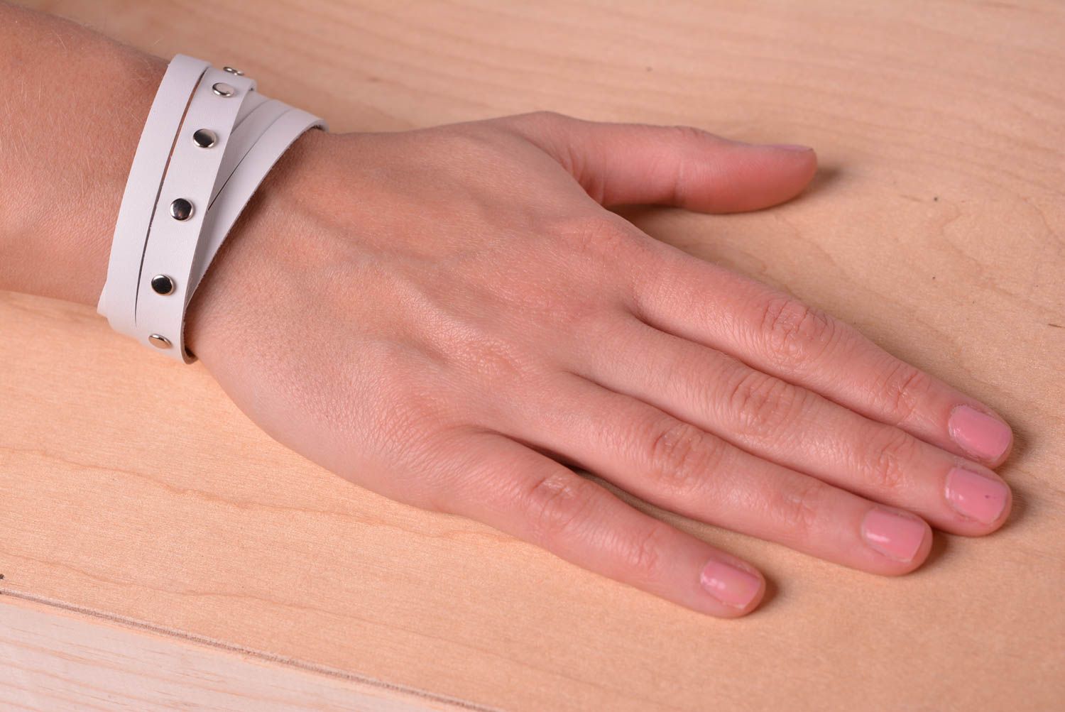 Bracelet cuir Bijou fait main de couleur blanche tendance Accessoire femme photo 2