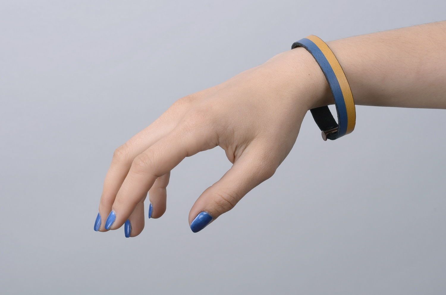 Bracelet bleu et jaune en cuir Ukraine fait main photo 5