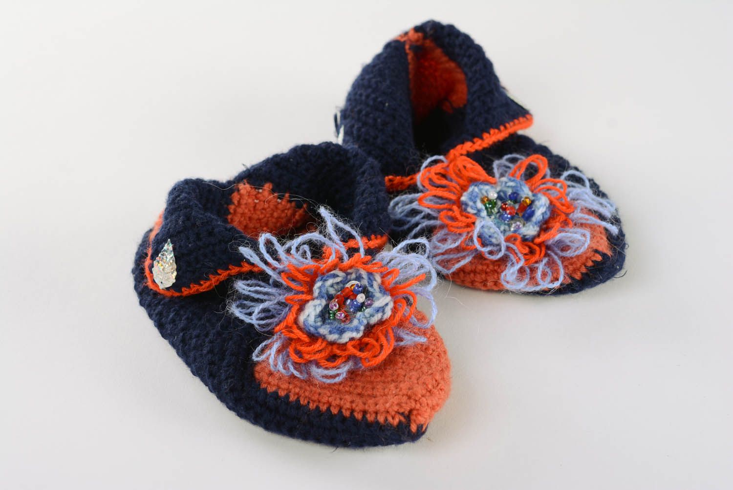 Pantoufles tricotées main au crochet en demi-laine  photo 1