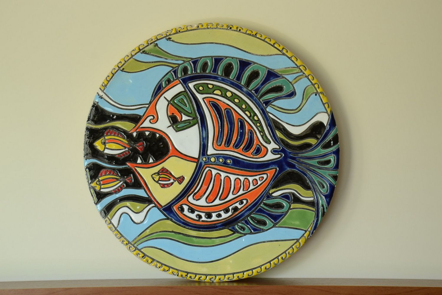 Панно из полуфарфора ручной работы с росписью цветными пигментами Хищная рыба фото 1