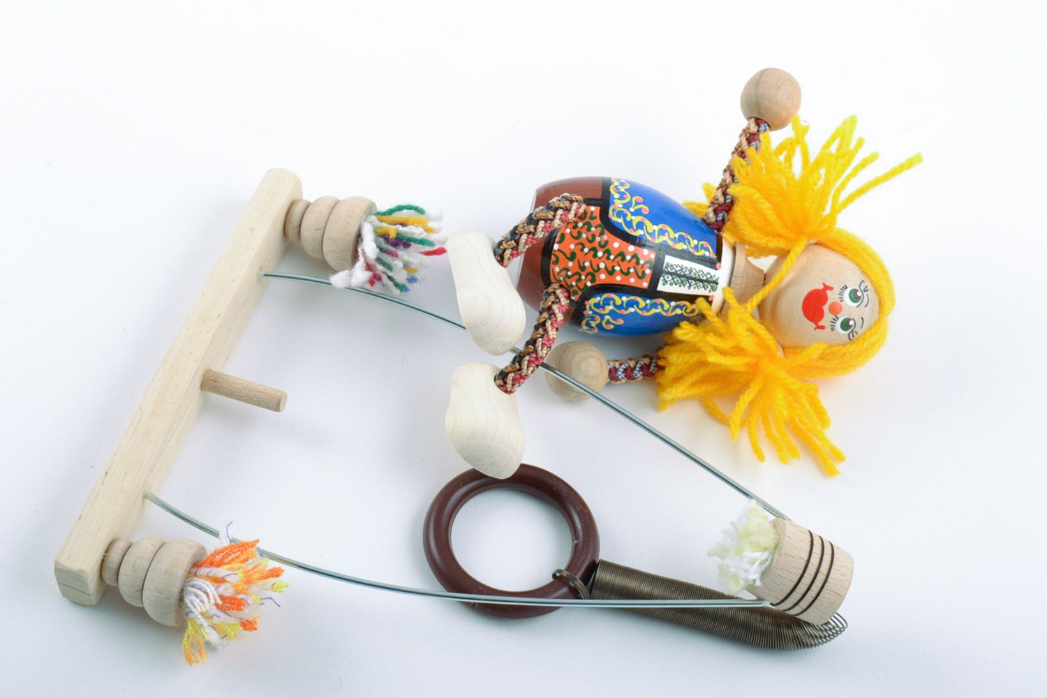 Petit jouet artisanal peint poupée en bois aux cheveux jaunes en bois fait main photo 5