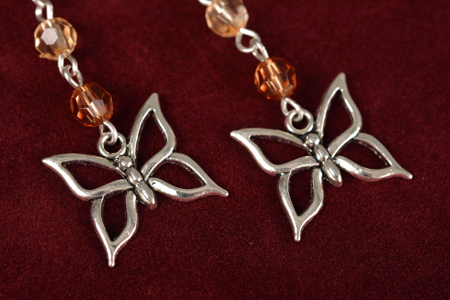 Orecchini di metallo fatti a mano lunghi accessorio originale con farfalle foto 2