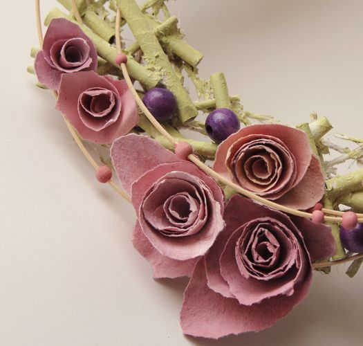 Künstlerischer handmade Türkranz aus Papier mit Blumen und Glasperlen Deko  foto 3