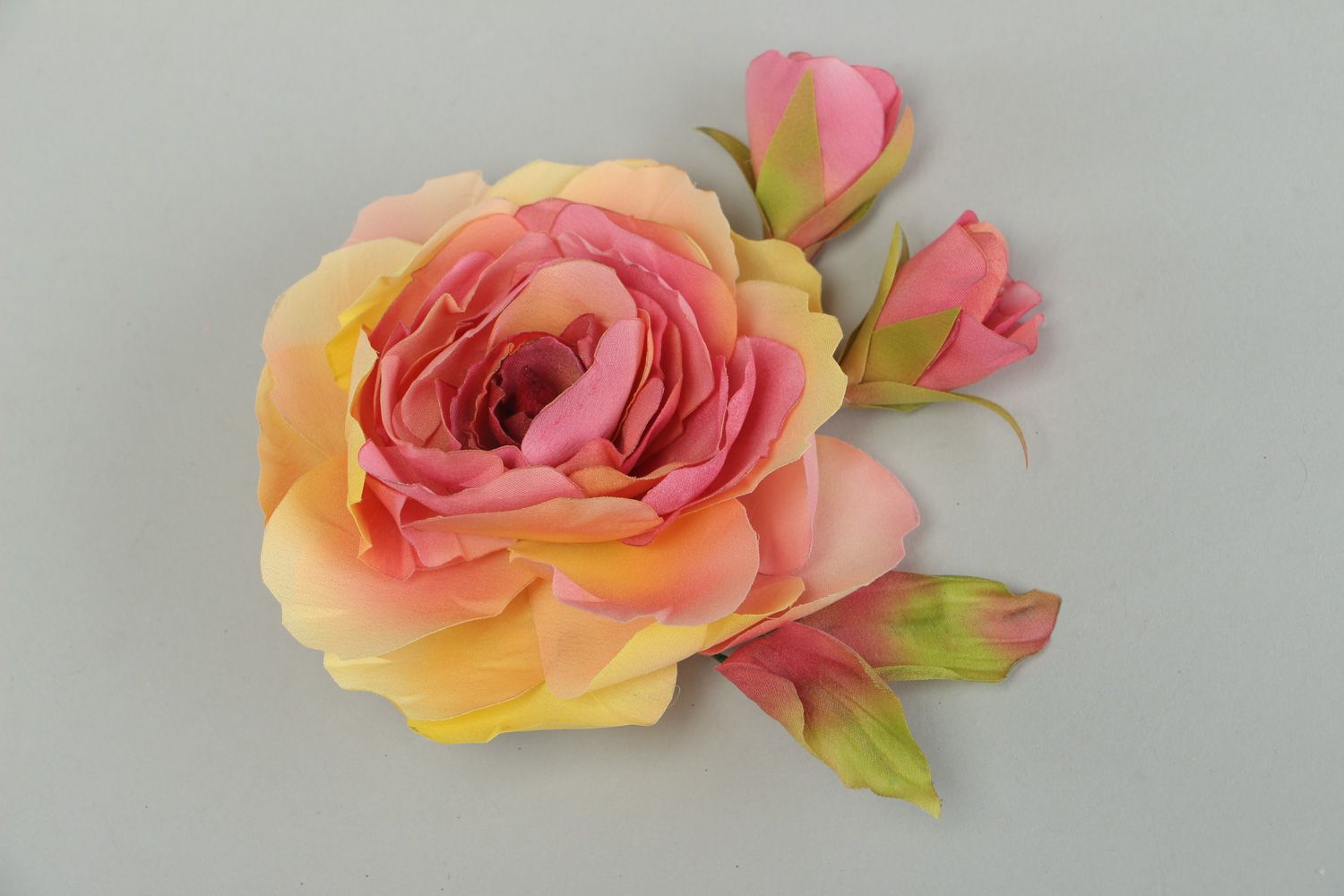 Handgemachte Brosche aus Seide Rose mit Rosenknospen für Frauenbluse foto 1