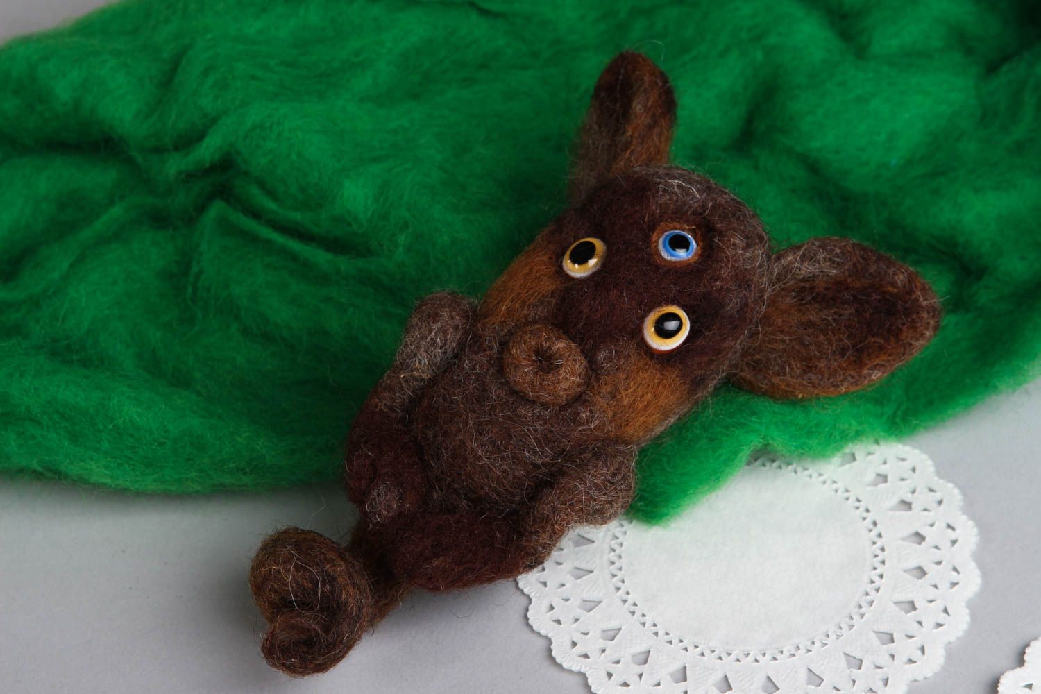 Handgefertigt Gefilzte Figur lustiges Spielzeug originelles Geschenk aus Wolle foto 1