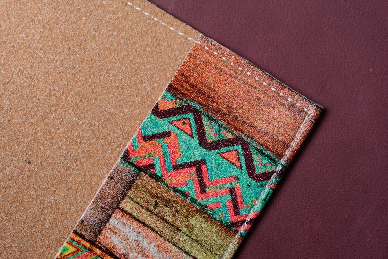 Couverture de passeport en cuir brune faite main à motifs imprimés ethniques photo 5