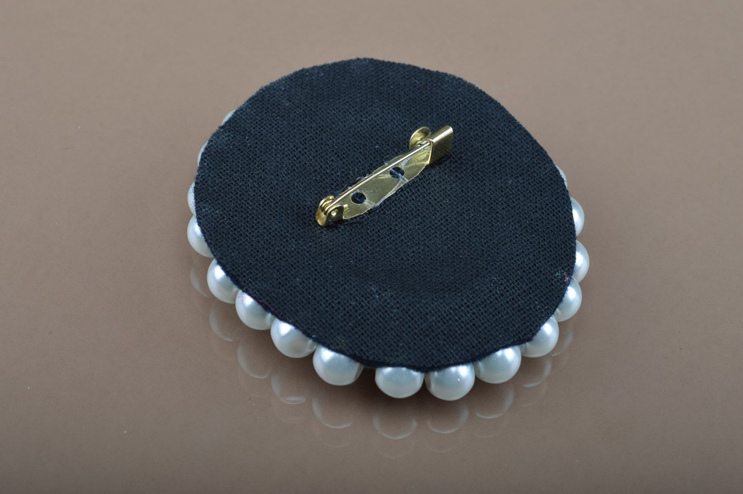 Handmade felt brooch with cameo embroidered with seed and pearl-like beads photo 3