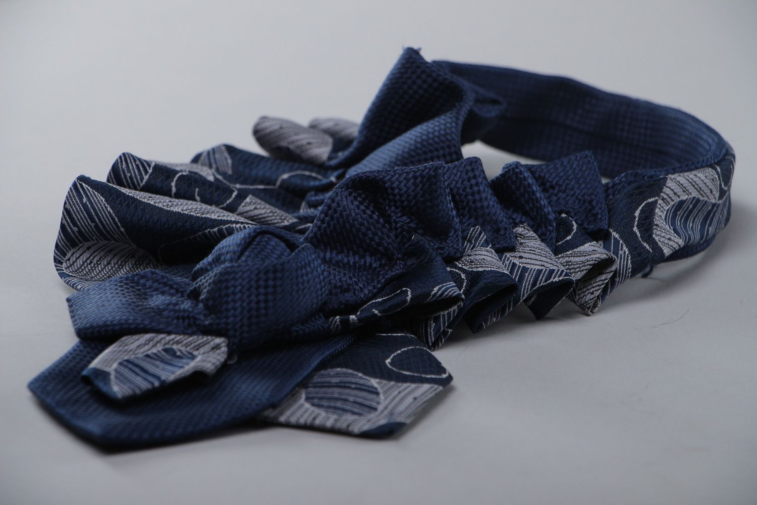 Авторский съемный воротник-колье из тканевых мужских галстуков ручной работы женский фото 3