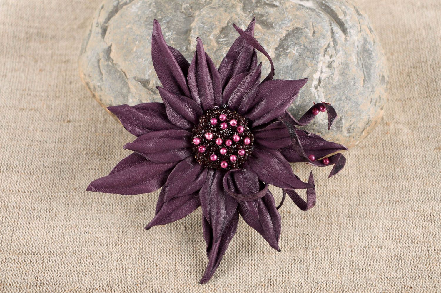 Broche fleur Bijou fantaisie fait main Accessoire en cuir violet foncé photo 1