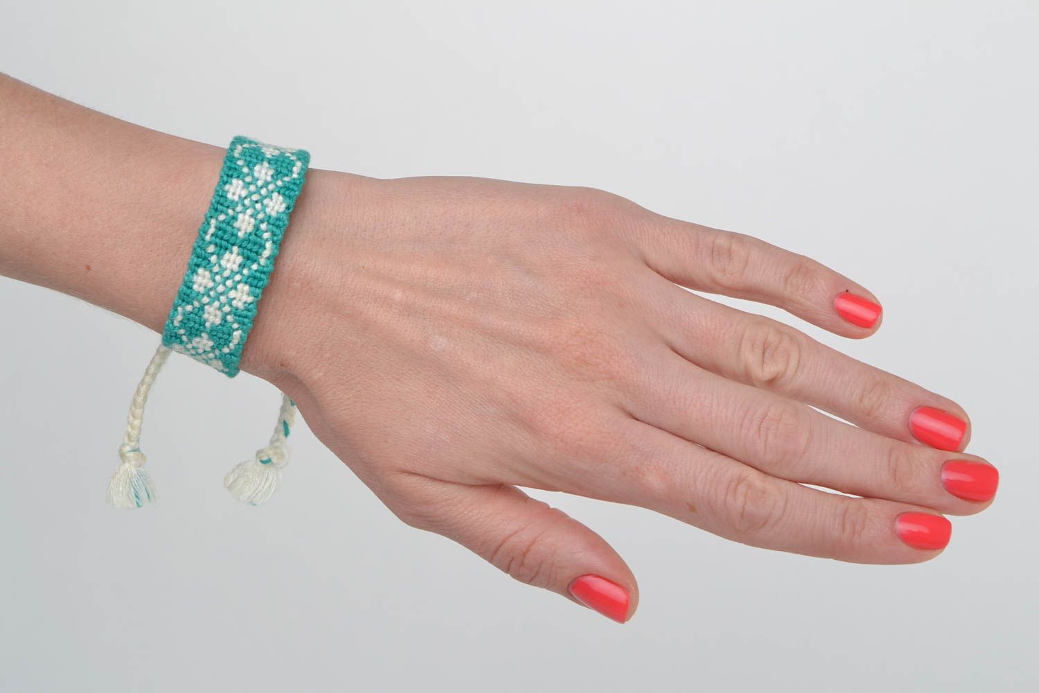 Bracelet tressé en fils technique macramé turquoise blanc fait main motif floral photo 2