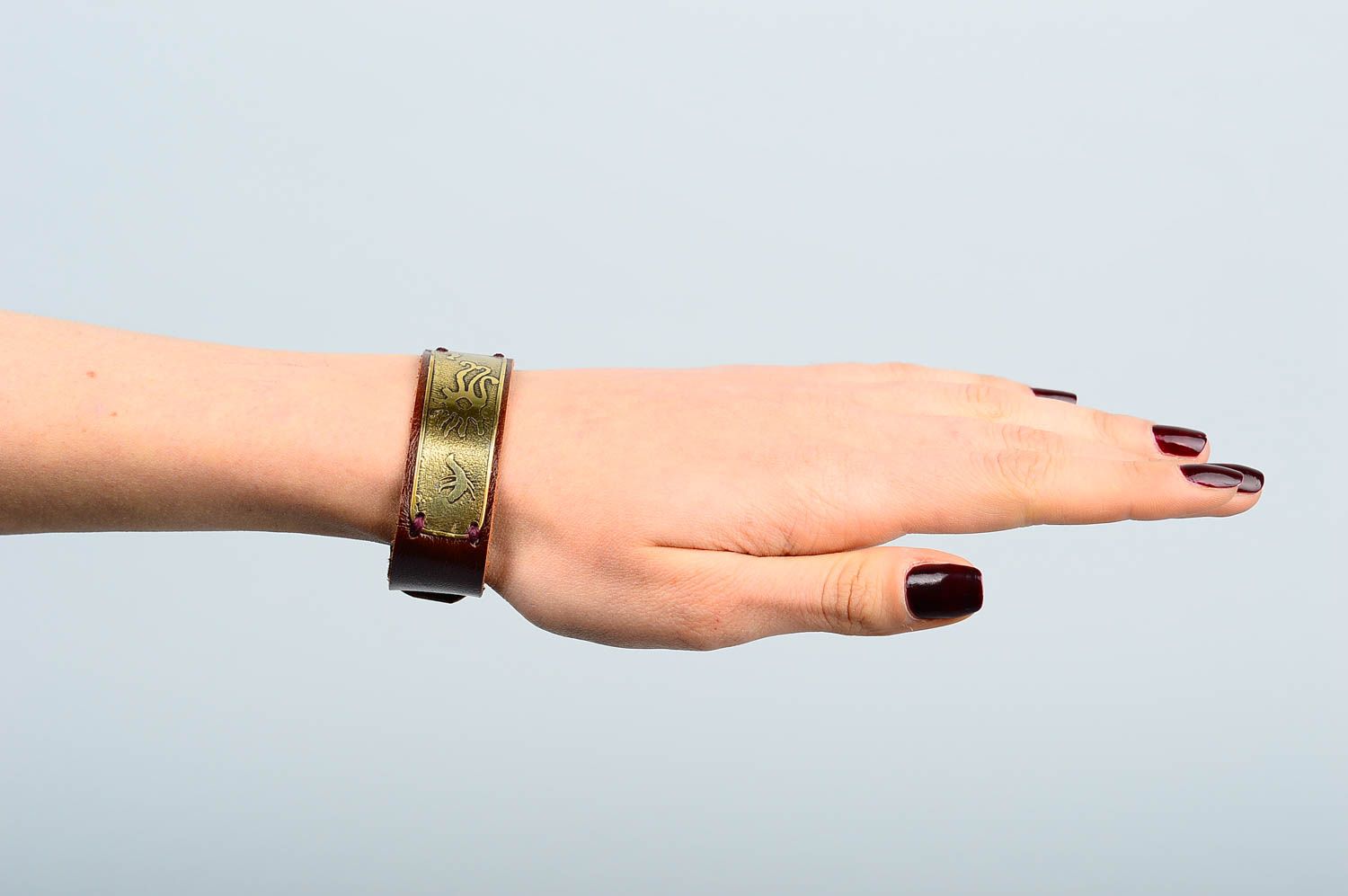 Кожаный браслет ручной работы авторский браслет на руку украшение из кожи фото 1