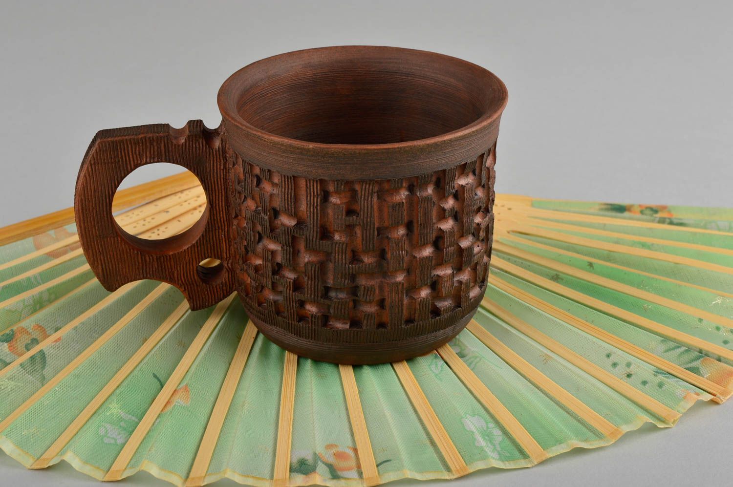 Taza decorada para café artesanal utensilio de cocina vasija de barro natural  foto 1