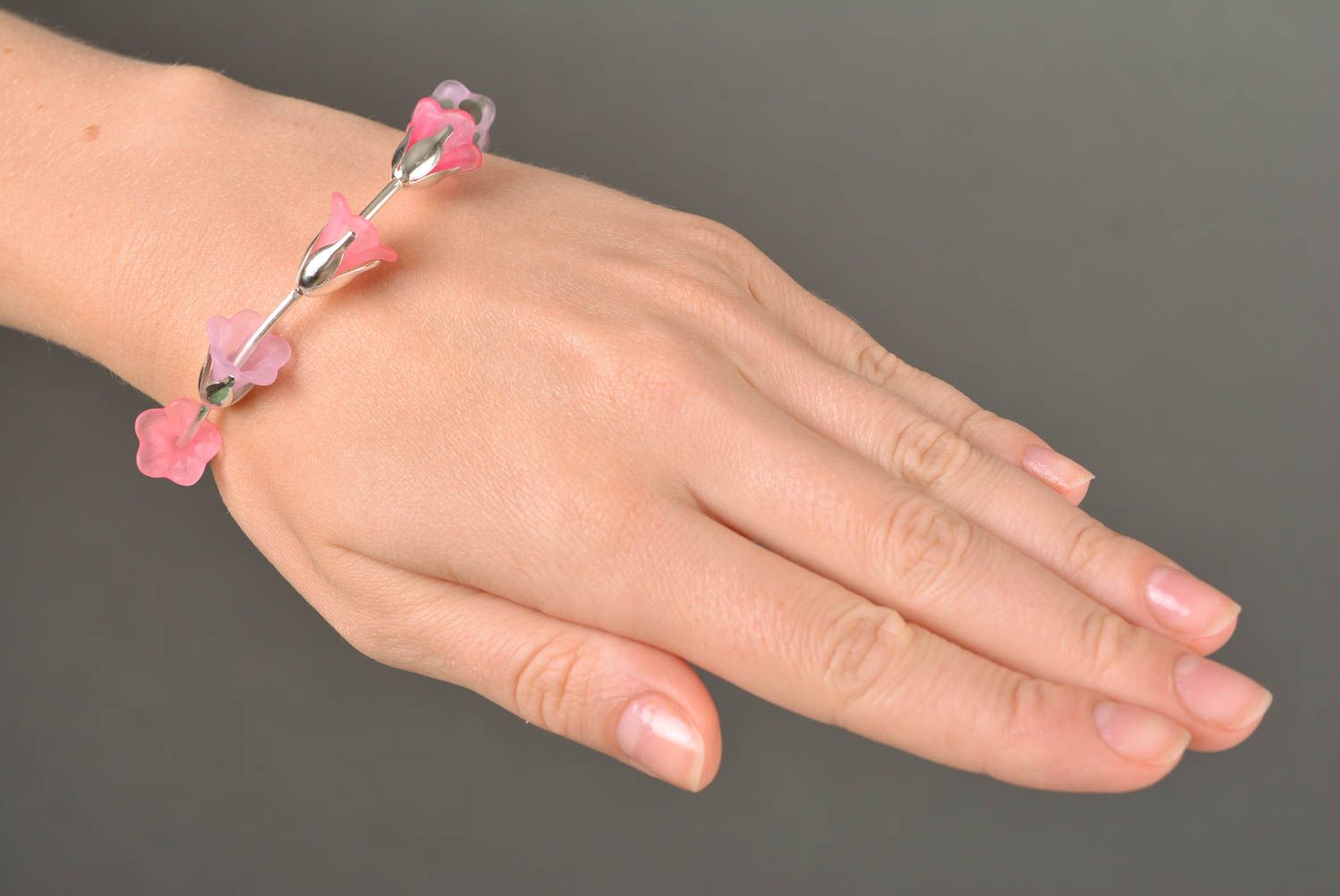 Set of handmade jewelry with pink plastic flowers necklace and wrist bracelet photo 2