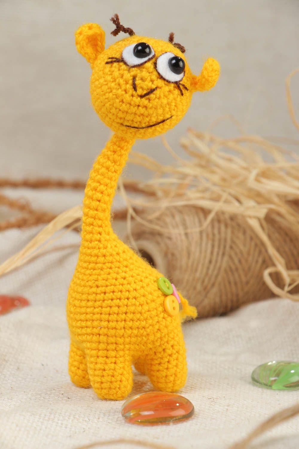 Jouet tricoté au crochet en fils acryliques fait main girafe jaune sur carcasse photo 1