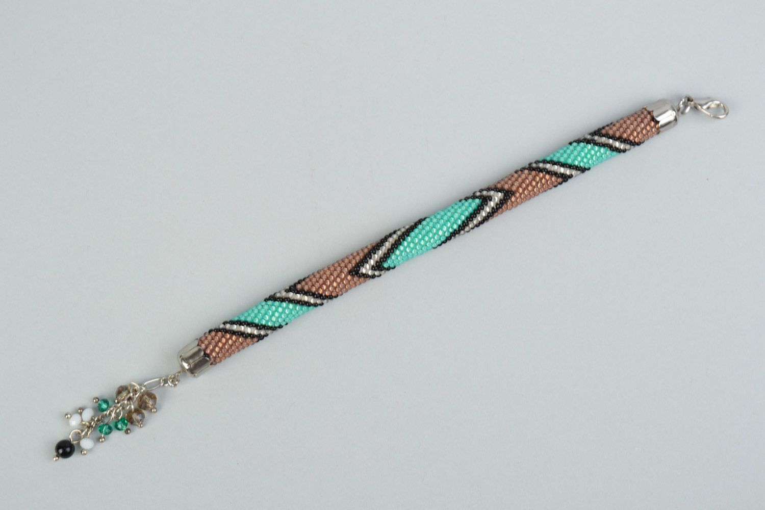 Bracelet crocheté en perles de rocaille original avec pendeloque fait main photo 5