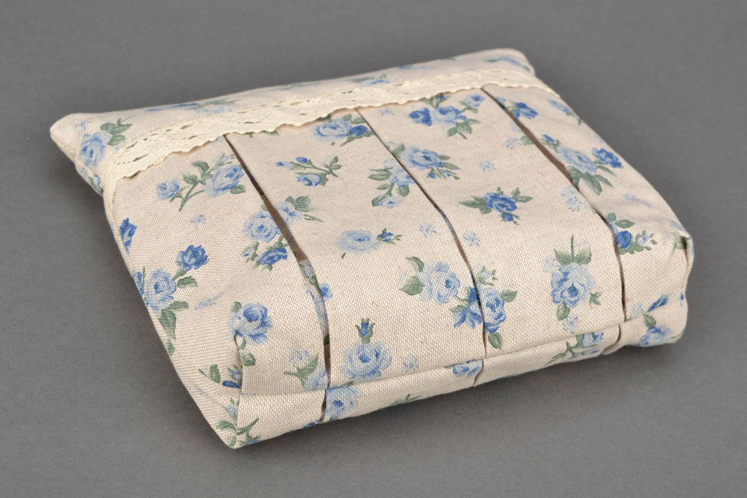 Handmade schöne Kosmetiktasche aus Textil mit Spitze blaue Rose   foto 5