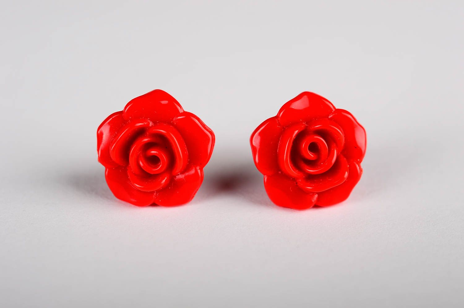 Boucles d'oreilles clous Bijou fait main roses rouges Accessoire femme design photo 1