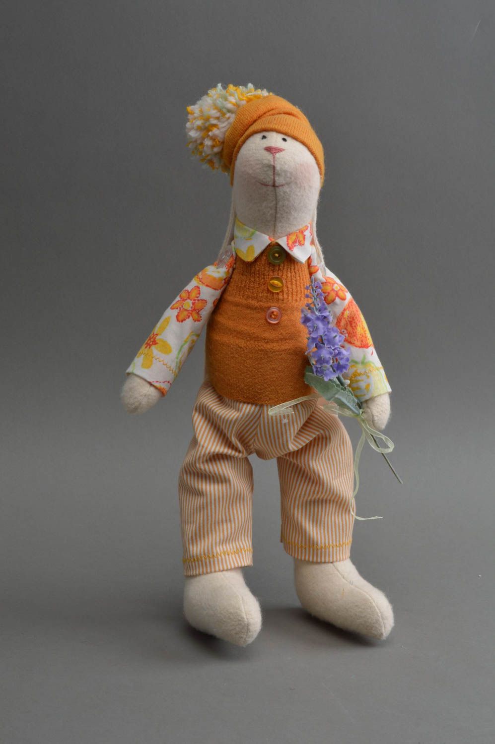 Peluche lapin en tenue orange faite main en tissu originale pour enfants photo 2