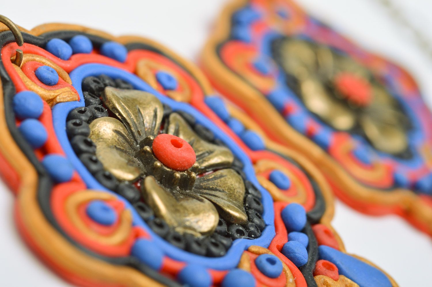 Pendientes de arcilla polimérica grandes con ornamento en estilo oriental artesanales foto 3