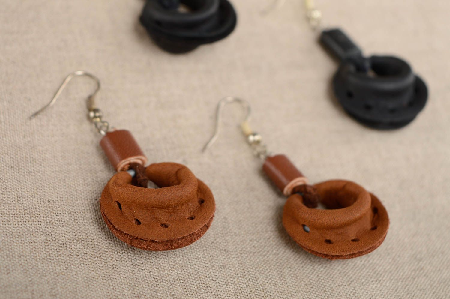Boucles d'oreilles artisanales de cuir naturel avec pendeloques faites main photo 5