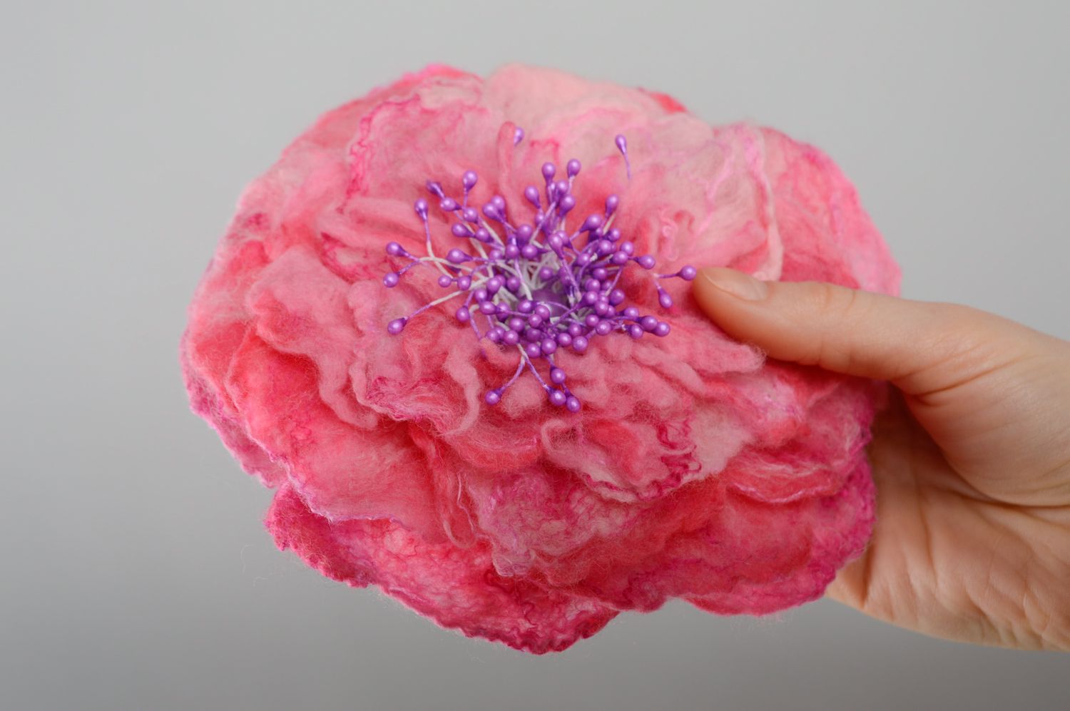 Broche en laine faite main technique de feutrage Pivoine rose photo 3