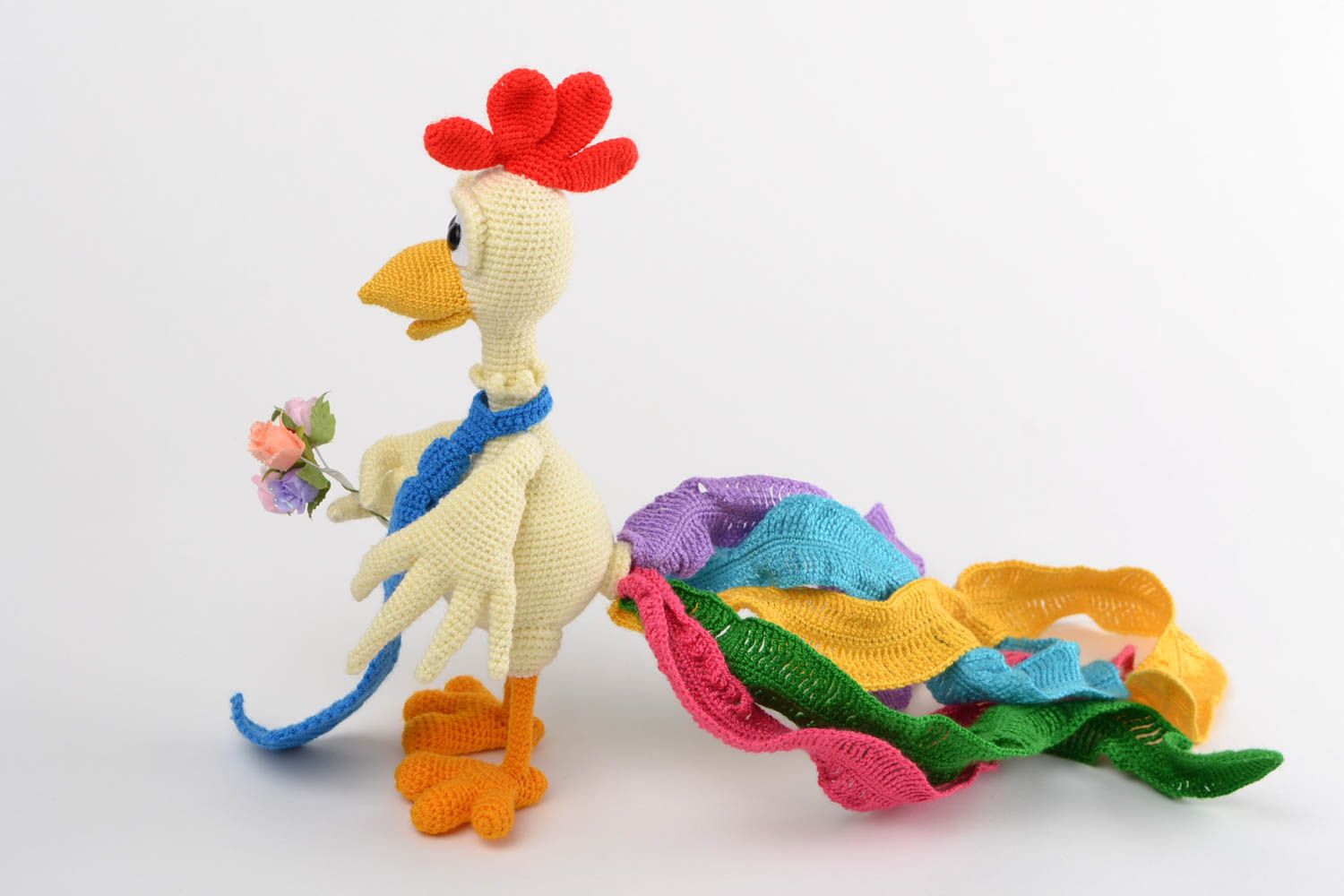 Авторская вязаная игрушка из акриловых ниток в виде петуха ручной работы разноцветная фото 4