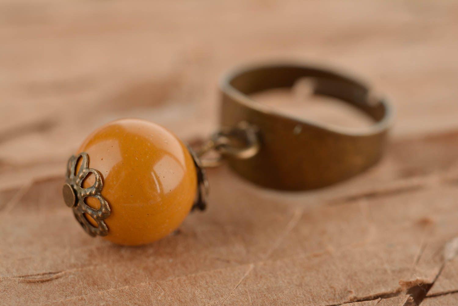 Кольцо ручной работы кольцо с бусиной горчичного цвета металлическое украшение фото 1