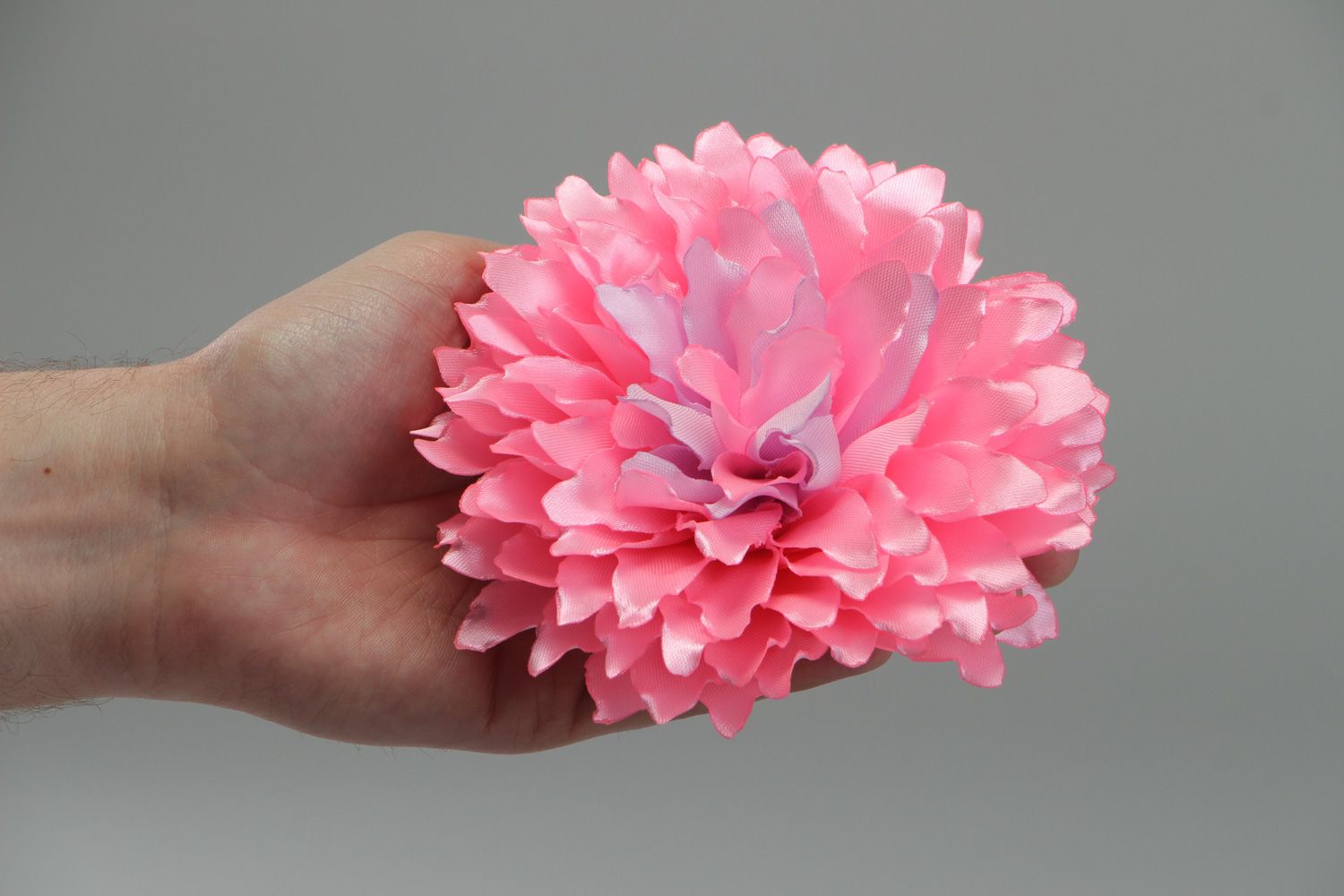 Розовая заколка цветок из атласной ткани объемная ручной работы фото 4