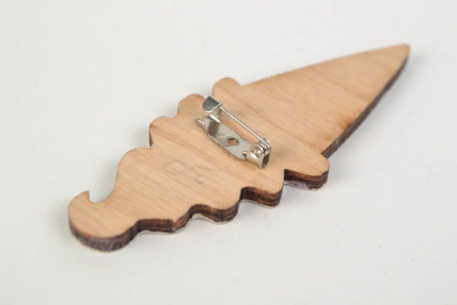 Broche de madera artesanal con forma de helado pitado con acrílicos foto 4