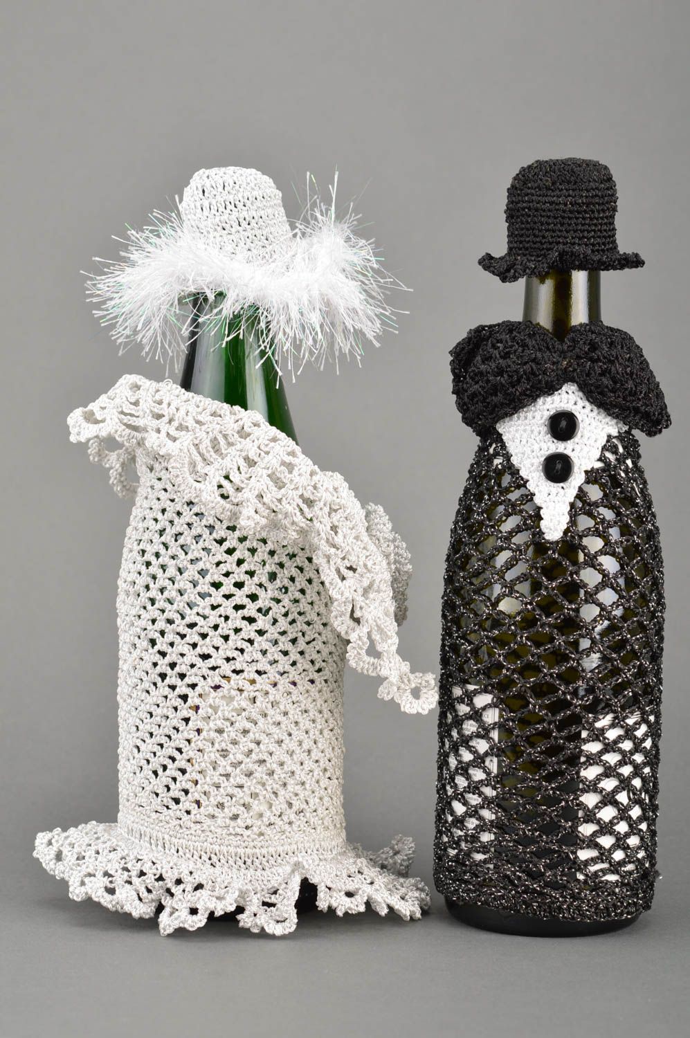 Ensemble de beaux habits de mariés pour bouteilles tricotés faits main photo 4