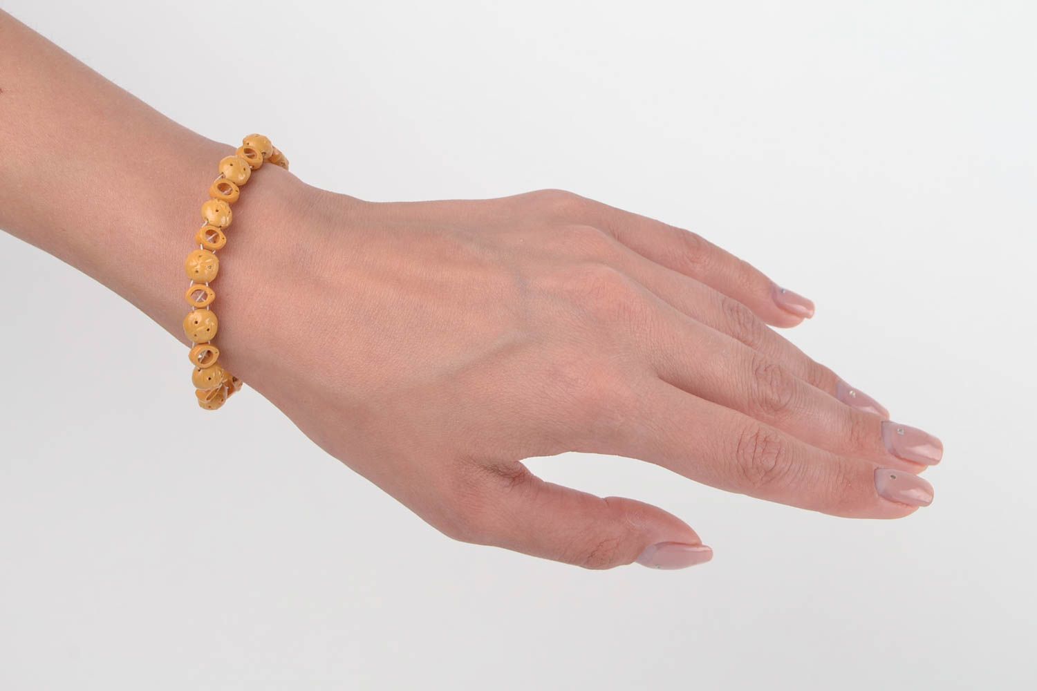 Bracelet femme Bijou fait main fin en noyaux beige écologique Cadeau original photo 2