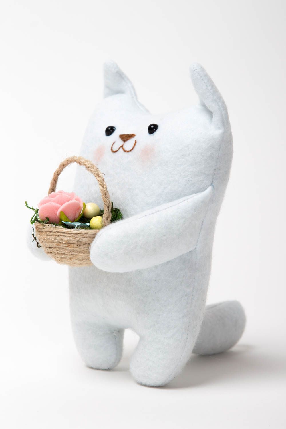 Игрушка кот белая игрушка ручной работы авторская игрушка с корзинкой интересная фото 2