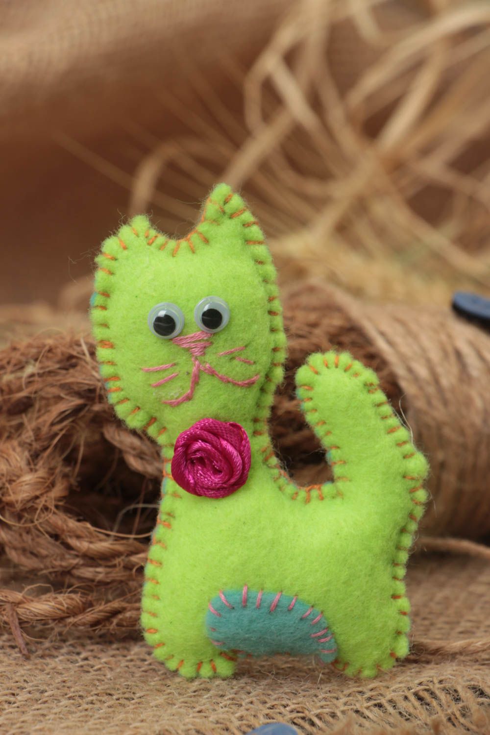 Joli jouet mou fait main chat vert clair en feutre cadeau pour enfant et décor photo 1