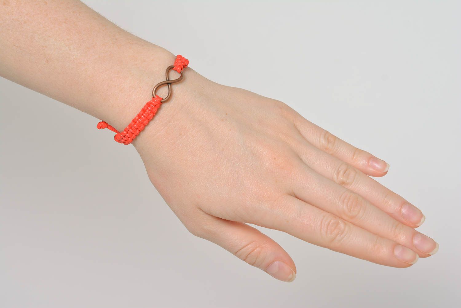 Bracelet tressé en lacet ciré Bijou fait main rouge avec infini Cadeau femme photo 3