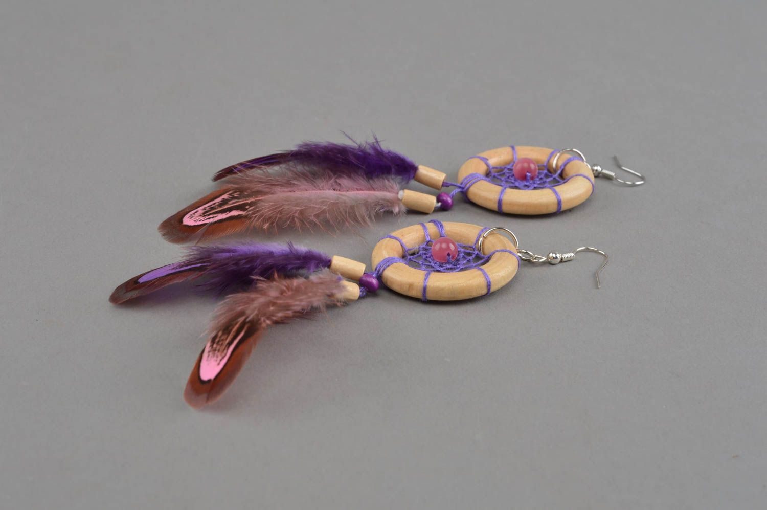 Schöne originelle violette feine handgemachte Ohrringe Traumfänger mit Federn foto 2
