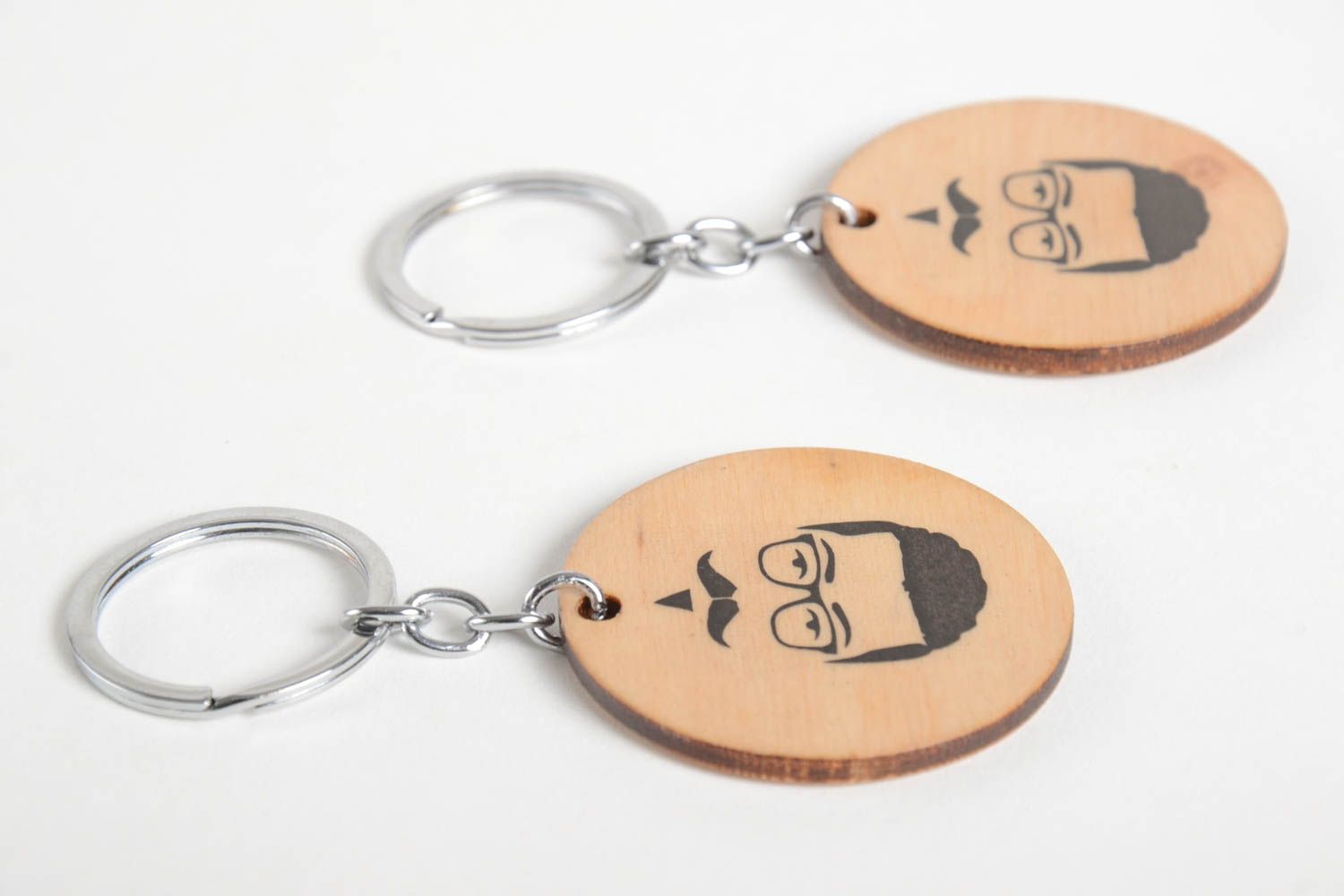 Porte-clés en bois faits main ronds pour homme 2 pièces Accessoires design photo 5