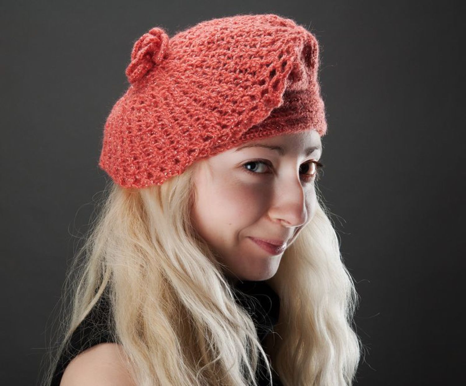 Coral knitted beret photo 3