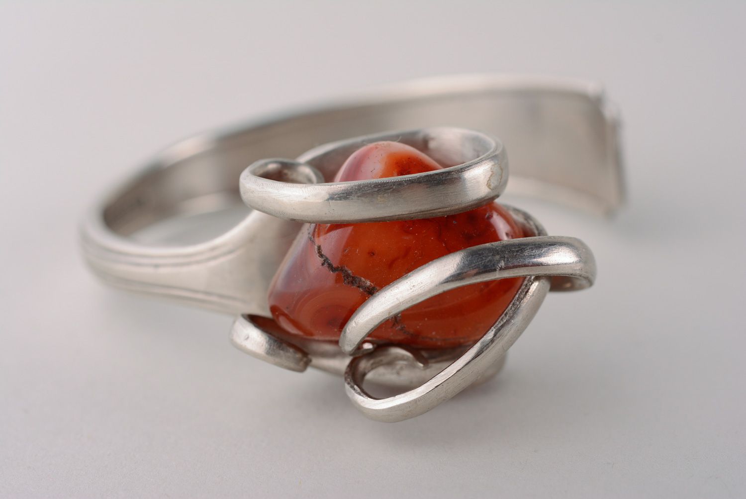 Bracelet en métal et pierre naturelle orange artisanal fait main pour femme photo 2