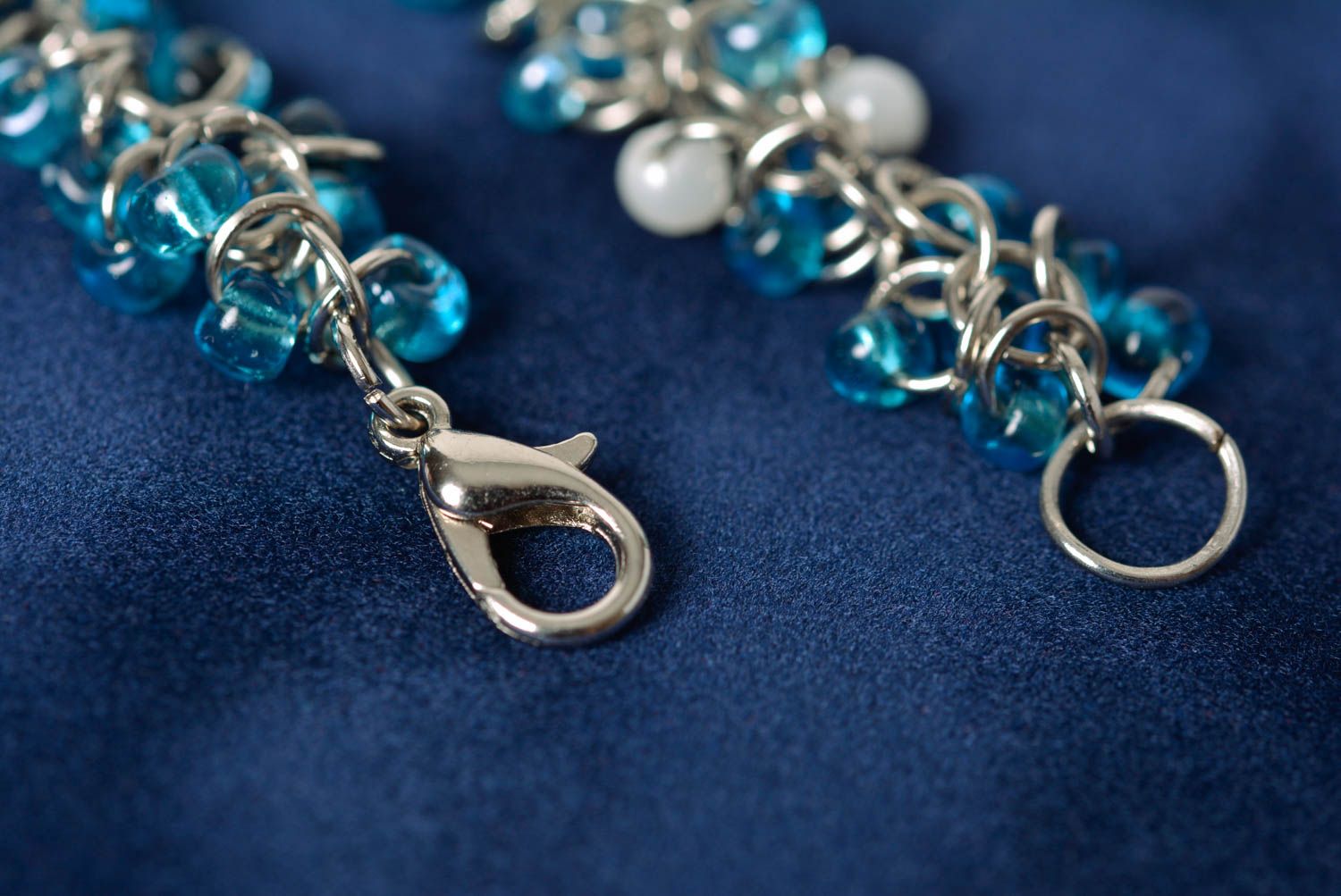 Bracelet en perles de rocaille et métal mince bleu fait main joli original  photo 4