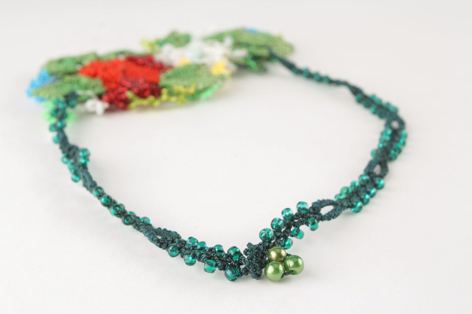 Bright beaded necklace with flowers photo 3